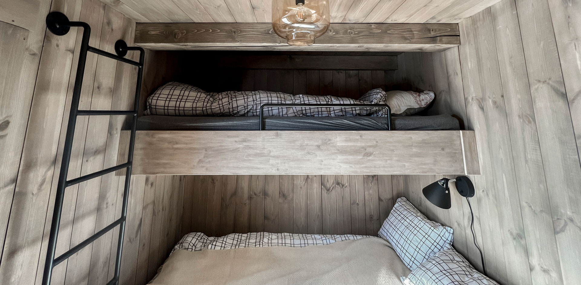 Bilde av soverom med køyeseng i fjellhytte, bygget av Geilo Laft AS